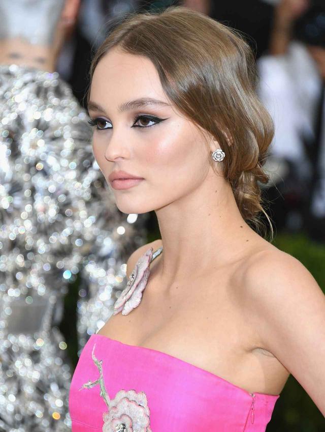画像: ツヤのある美髪を持つリリー・ローズ・デップは、ルーズヘアもこの美しさ!