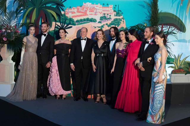 画像: アルベール2世とカロリーヌ・ド・モナコ公女は、左から3番目と4番目