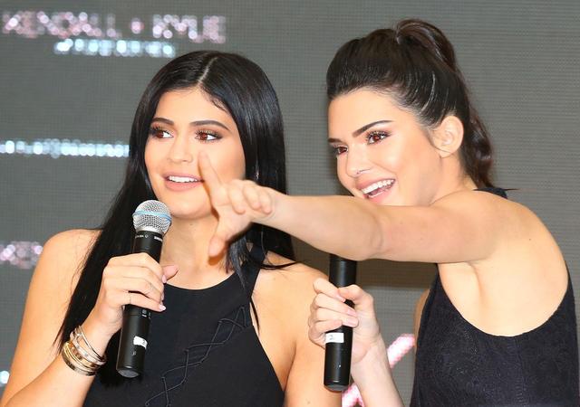 画像: ケンダル&カイリー・ジェンナーの母クリス・ジェンナーは、スタッフが秘密保持契約を破って家族のプライバシーを侵害した場合は10年かけてでも違約金を徴収すると 発言 している。