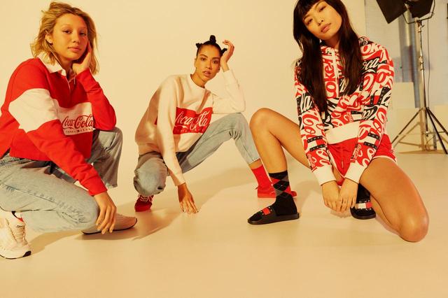 画像1: トミー ジーンズとコカ·コーラがコラボ「TOMMY JEANS COCA‐COLAⓇカプセルコレクション」発売