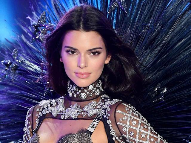 画像: ケンダル・ジェンナーが着用して後悔したトレンドは、日本でも流行ったあのアイテム