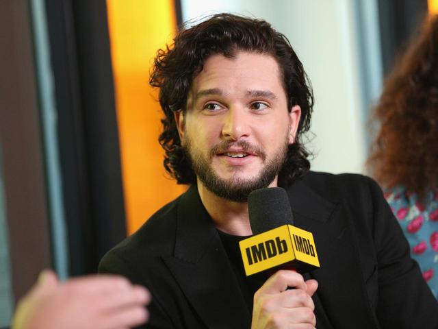 画像1: 『ゲーム・オブ・スローンズ』から解放されたジョン・スノウ、早速「あれ」を失くす