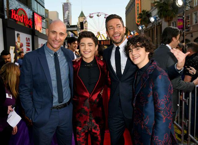 画像: ディズニー・チャンネル出身のアッシャー・エンジェル(左から2番目)が少年ビリー役で、映画『IT/イット “それ”が見えたら、終わり。』のジャック・ディラン・グレイザー(右)がビリーの親友フレディ役で登場する。