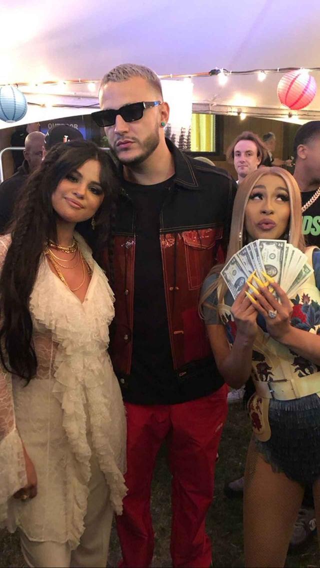 画像: 左kらセレーナ、DJスネイク、カーディ・B。 ©Selena Gomez / instagram