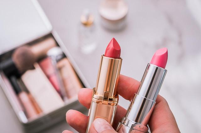 画像: トレンドのミニバッグに入れるべきコスメTOP3