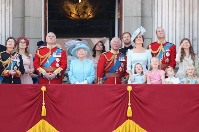 画像: 2018年に行なわれた「Trooping the Colour」にはエリザベス女王の背後にヘンリー王子と並ぶメーガン妃の姿が。
