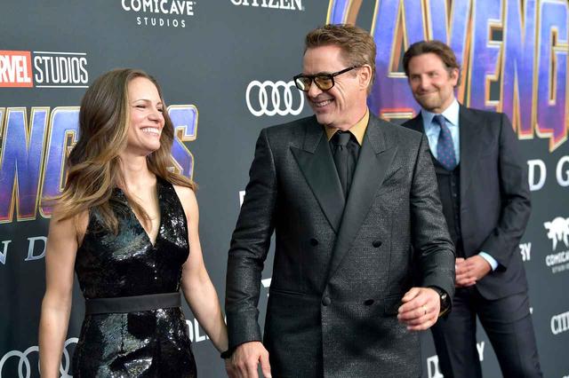 画像: ロバート・ダウニー・Jrと妻のスーザン・ダウニー。ロバートの背後にいるのは、『ガーディアンズ・オブ・ギャラクシー』シリーズでおなじみのロケットの声を担当する俳優のブラッドリー・クーパー。