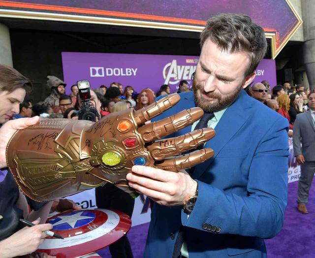 画像: ファンが持ち込んだ“インフィニティ・ガントレット”にサインをするクリス・エヴァンス。