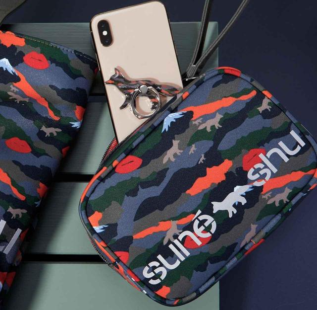画像: キツネ ポーチ w180×D70×L120mm/キツネ フォンリング w70×D2×L30mm ©Maison Kitsuné for shu uemura