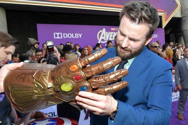 画像: 『アベンジャーズ/エンドゲーム』のワールドプレミアで、“インフィニティ・ガントレット”にサインをするクリス。