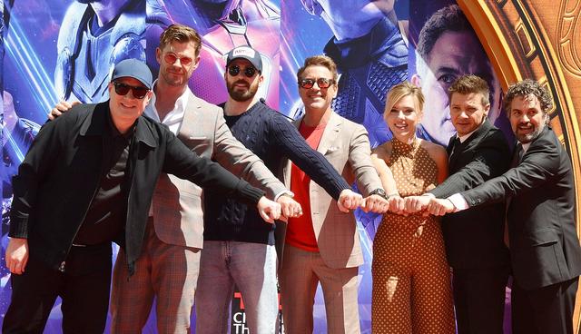画像: メインキャスト6人が集結した米チャイニーズ・シアターでの手形押しセレモニーにて。左から:マーベル・スタジオ社長のケヴィン・ファイギ、ソー役のクリス・ヘムズワース、キャプテン・アメリカ役のクリス・エヴァンス、アイアンマン役のロバート・ダウニー・Jr、ブラックウィドウ役のスカーレット・ヨハンソン、ホークアイ役のジェレミー・レナ―、ハルク役のマーク・ラファロ。
