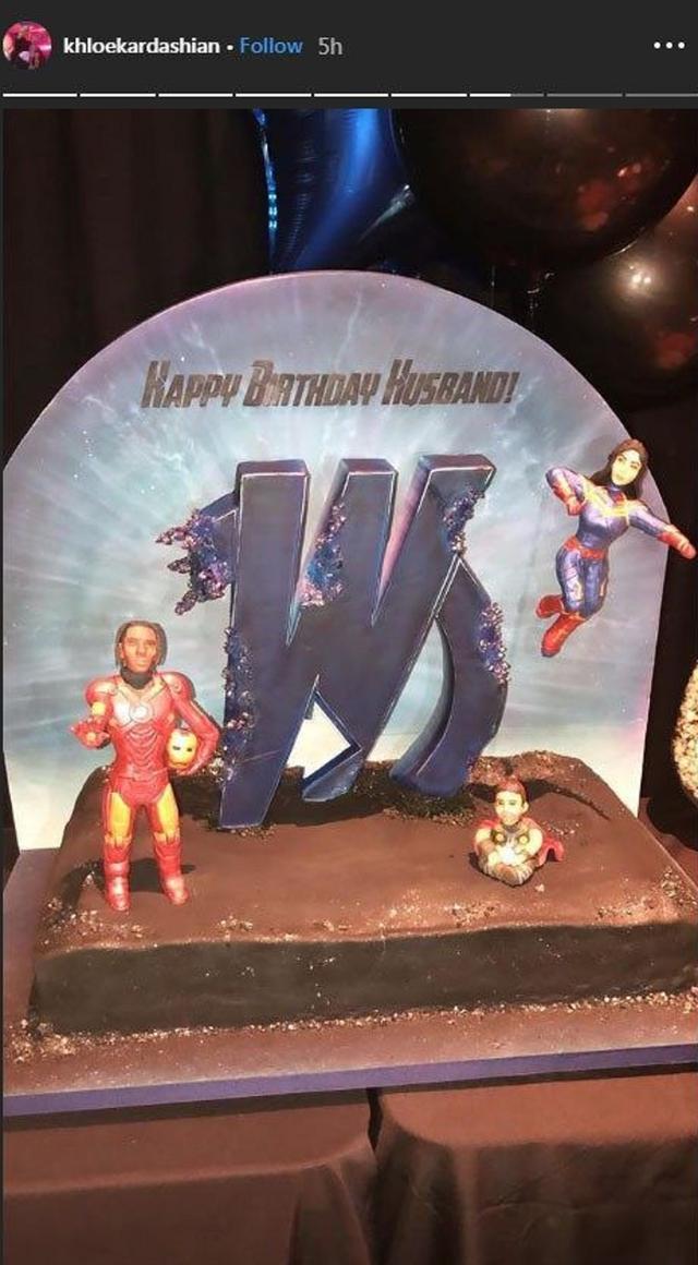 画像: パーティ会場には『アベンジャーズ』のロゴを文字ってトラヴィスの苗字「ウェブスター」の「W」にしたチョコプレートやコスプレ姿の一家を模した人形が乗ったバースデーケーキも。©Khloe Kardashian/Instagram