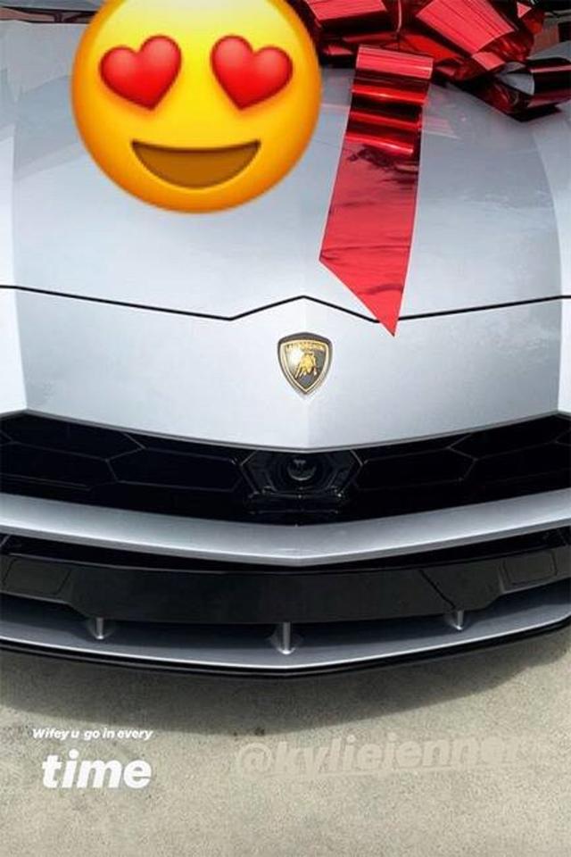 画像: トラヴィスがインスタグラムストーリーで公開した、カイリーから贈られたシルバーのランボルギーニ。©Travis Scott/ Instagram