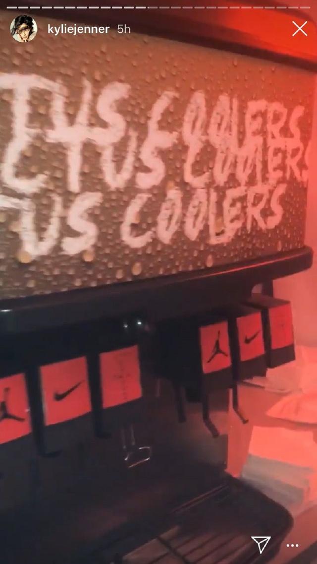 画像: 業務用のスラッシーマシーンもトラヴィス仕様に。©Kylie Jenner/Instagram