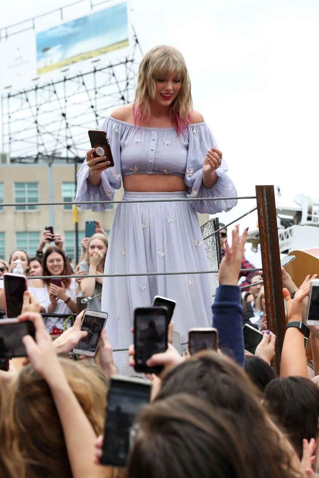 画像1: テイラー・スウィフト、新曲に合わせた蝶のオフショルが可愛すぎる♡