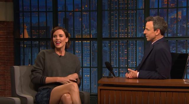 画像: 『Late Night with Seth Meyers(レイト・ナイト・ウィズ・セス・メイヤーズ)』に出演したシャーリーズ。©Late Night with Seth Meyers/ YouTube