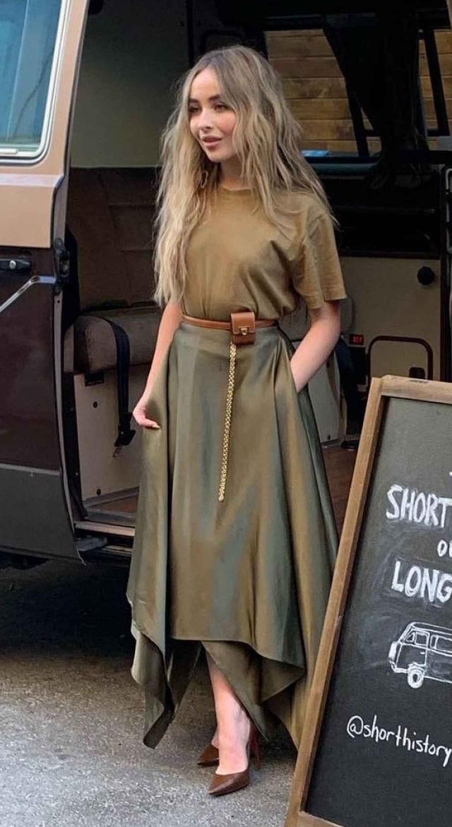 画像1: サブリナ・カーペンター、注目のサファリカラーコーデがおしゃれ♡