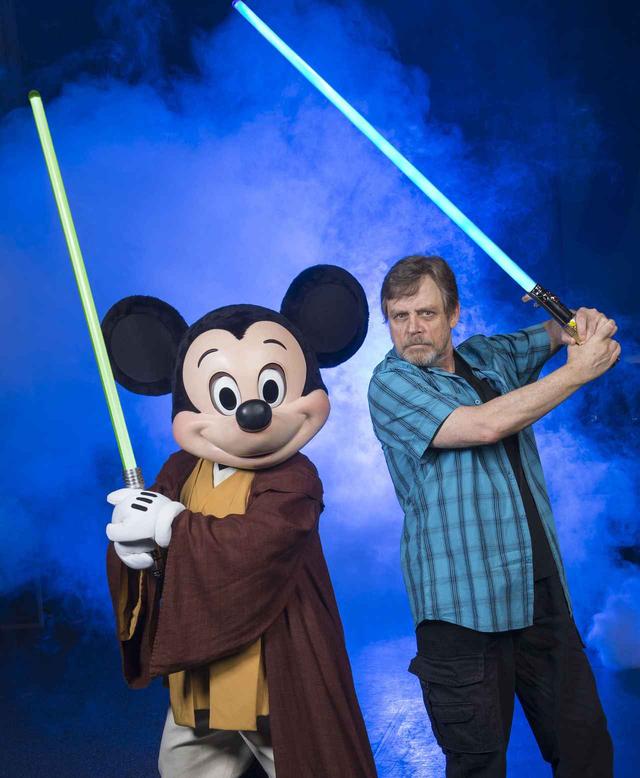 画像: 『スター・ウォーズ』シリーズでルーク・スカイウォーカーを演じる俳優のマーク・ハミル(右)。