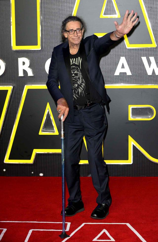 画像: 2015年公開の映画『スター・ウォーズ/フォースの覚醒』のプレミアイベントで、ジェダイの騎士やシスの暗黒卿が持つ架空の武器「ライトセーバー」を模した杖を手にレッドカーペットを歩くピーター。