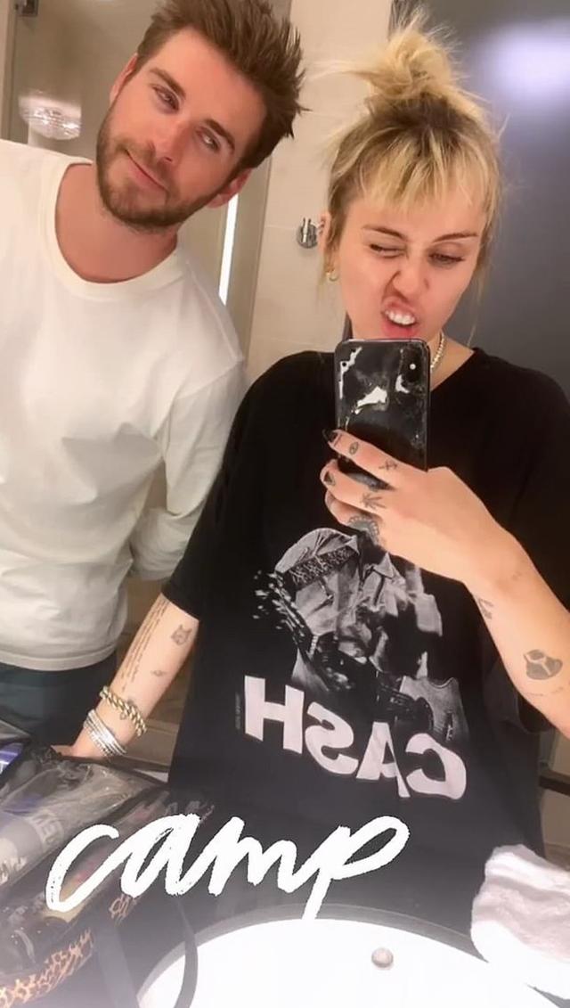 画像: マイリーが公開したリアムとのワークアウト後のツーショット。©Miley Cyrus/ Instagram