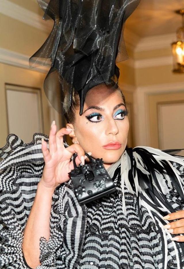 画像: 2枚目のショットは完全にバッグが“メイン”。©Lady Gaga/ Instagram