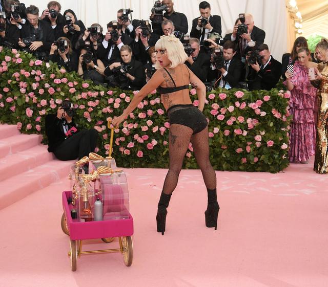 画像10: レディー・ガガ、ファッションの祭典レッドカーペットでどんどん脱ぐ!【メットガラ2019】