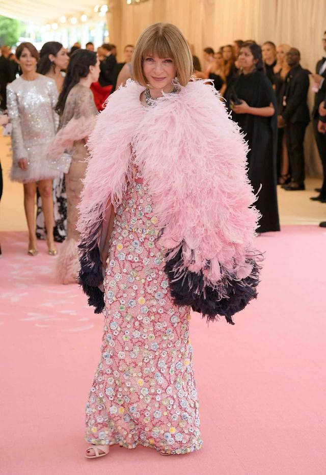 画像: 主催者のアナ・ウィンターは、Chanelのケープ。