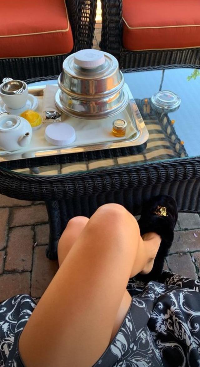 画像: ケンダルのブランチ風景。メタル製のカバーの中にはどんなメニューが? ©Kendall Jenner/ Instagram