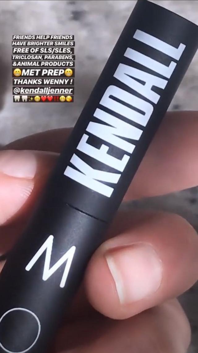 画像: ジジが紹介したケンダル監修のペン型デンタルケア製品。©Gigi Hadid /Instagram