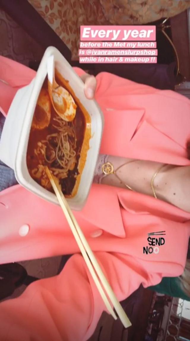 画像: 「METの前は毎年コレ」と食べかけのラーメンを公開したジジ。©Gigi Hadid /Instagram