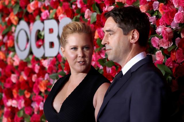 画像: エイミー・シューマーは、2018年2月にシェフのクリス・フィッシャーと結婚した。