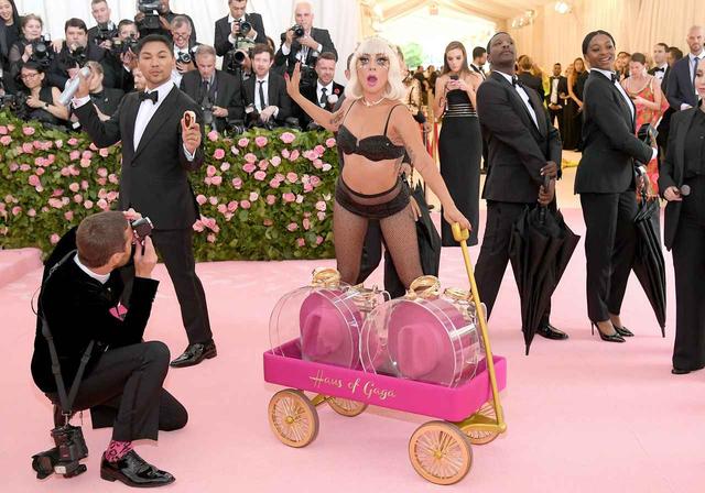 画像4: レディー・ガガ、脱いで脱いで脱ぎまくる