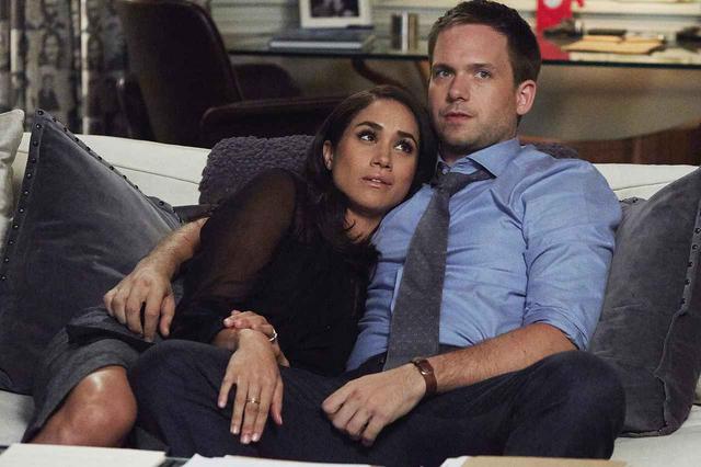 画像: ドラマ『SUITS/スーツ』より。メーガン妃演じるレイチェルとパトリック演じるマイク。