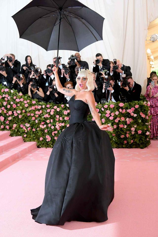 画像2: レディー・ガガ、脱いで脱いで脱ぎまくる