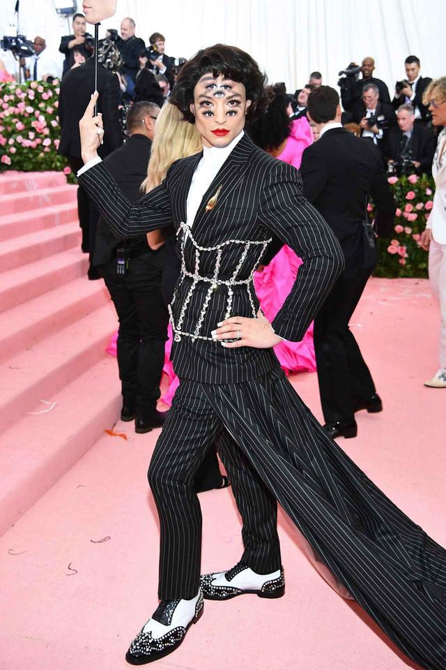 画像: エズラ・ミラー、ファンの「脳」を混乱させる