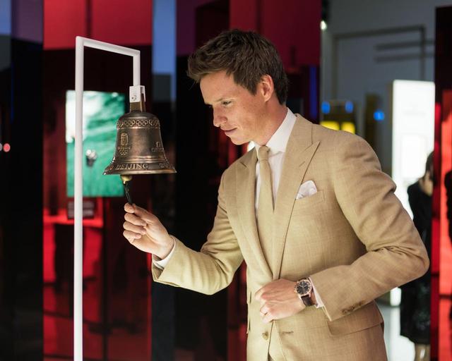 画像3: オメガの世界初「プラネット オメガ エキシビション」にエディ・レッドメインが登場