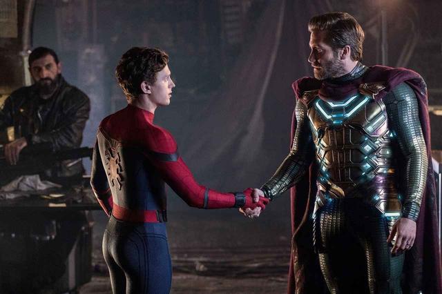 画像: トム・ホランド演じるスパイダーマンことピーター(左)と、本作から新たに登場するジェイク・ギレンホール演じる“ミステリオ”ことベック(左)。