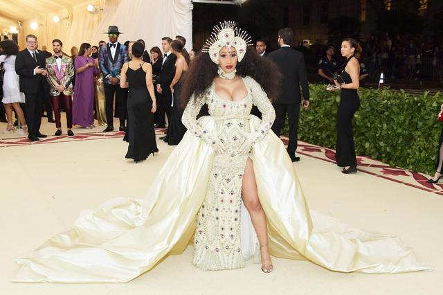 画像: 2018年開催のメットガラ(Met Gala)にて。この年のテーマは“ファッションと宗教”だった。
