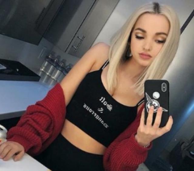 画像: 『マーベル エージェント・オブ・シールド』のiPhoneケースを使うダヴ。©Dove Cameron/Instagr