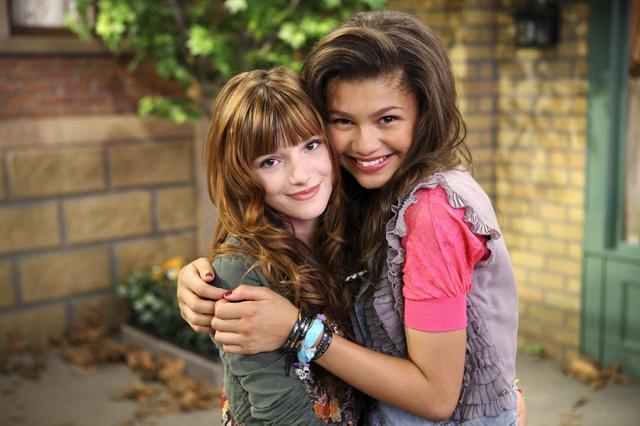 画像: 『シェキラ!』のセットにてベラ・ソーン(左)と DISNEY CHANNEL / Album/Newscom