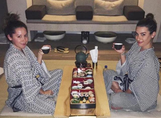 画像: 友人である女優のリア・ミシェル(右)と共にLAのスパでお寿司を堪能。©Lea Michele/Instagram