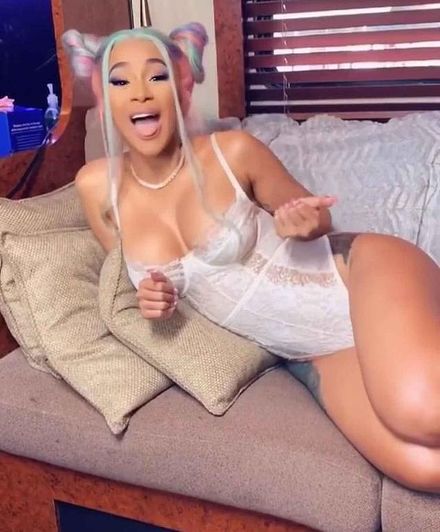 画像: 下着姿でソファに寝そべるカーディ。以前、カーディのインスタグラムに投稿された動画の一場面。 www.instagram.com