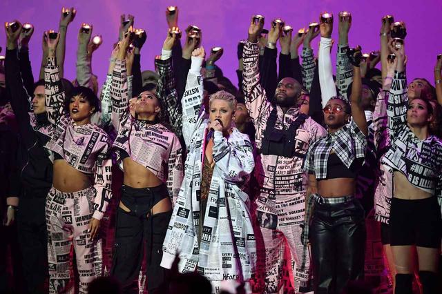 画像: BRIT AWARDS 2019では、新曲「ウォーク・ミー・ホーム」を含むヒット曲メドレーをパフォーマンス。