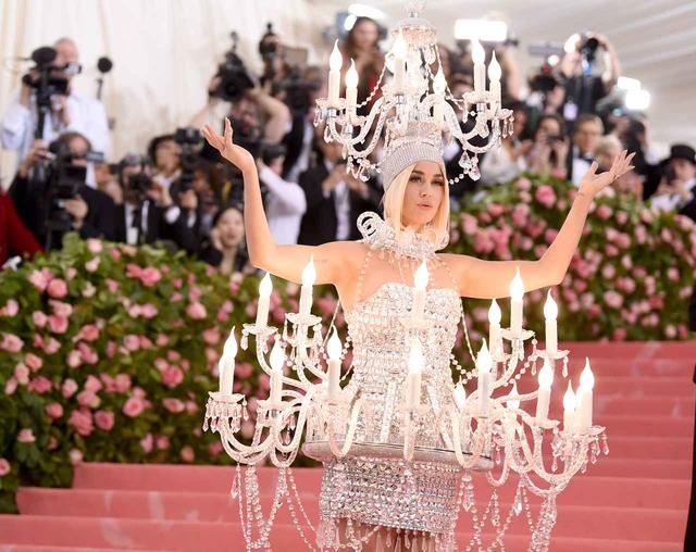 画像1: ケイティ・ペリーの「シャンデリア・ドレス」は、重さも規格外だった【メットガラ2019】