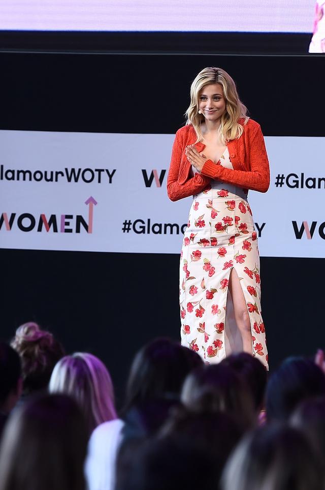 画像: 2018年、米Glamour主催のウーマン・オブ・ザ・イヤー・サミットで「セルフラブ(自分を愛すること)」についてスピーチを行なうリリ。