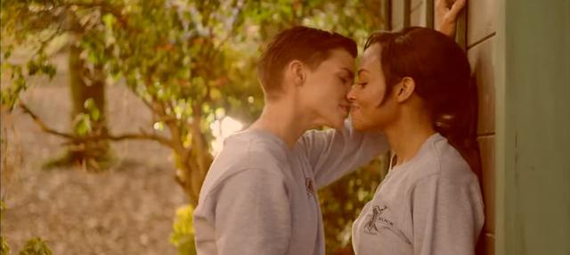 画像2: DC初のLGBTQ主人公!『バットウーマン』でルビー・ローズが恋人女性と熱烈キス