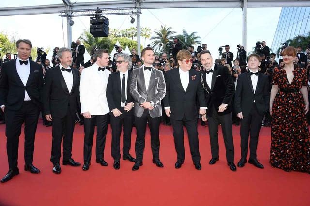 画像: カンヌ国際映画祭、エルトン・ジョンの足元に現れた人影の正体は…