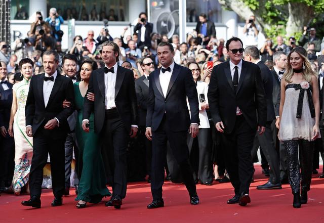 画像: 共演者のマーゴット・ロビー(写真右)やクエンティン・タランティーノ監督(写真右から2番目)らとカンヌ国際映画祭のレッドカーペットに登場したブラッドとレオナルド。