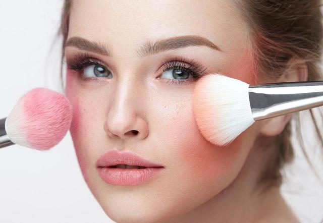 画像: 一瞬でスッキリ小顔に見える♡かんたん「チーク・テク」を海外のプロが紹介
