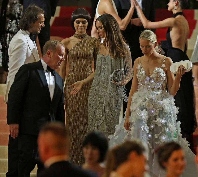 画像: ゼンデイヤと一緒にいるのは、一緒に出席したデザイナーのマイケル・コースとモデルのカロリナ・クルコヴァ。